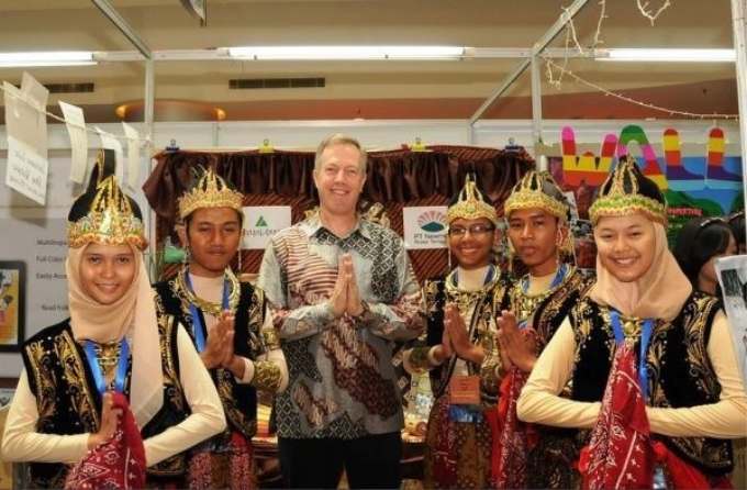 Ông Ted Osius (giữa) trong nhiệm kỳ công tác tại sứ quán Mỹ ở Indonesia. (Ảnh: usembassyjakarta)